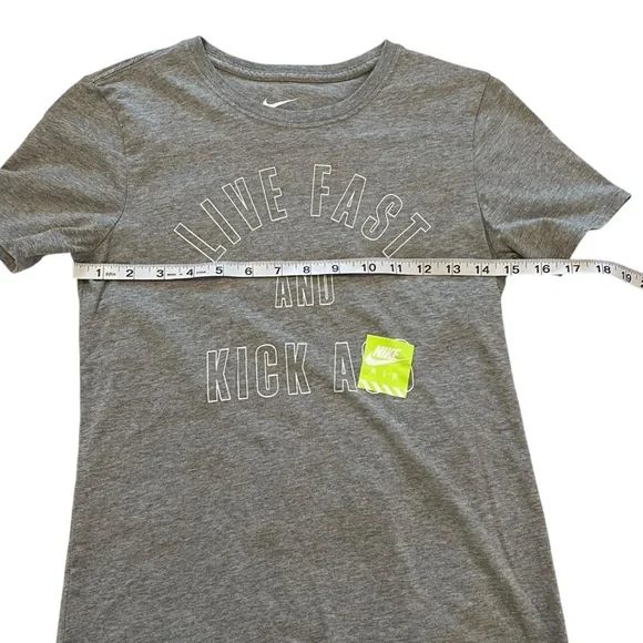 NWOT Nike Running Breathable ‘Live Fast and Kick...’ Graphic Top, Size Small - Picture 3 of 7